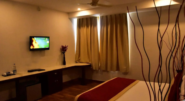 Ishanika Hotel, Забронировать Отель Отели Гомти Нагара с парковкой, Парковка