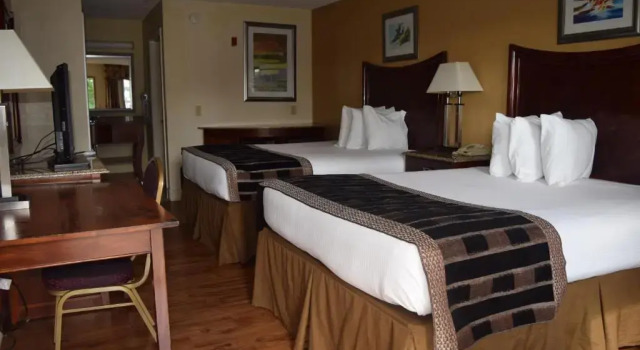 Четырёхместный номер Standard Atkinson Inn & Suites
