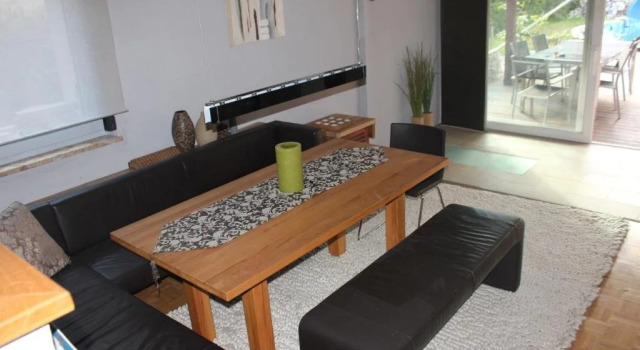 Haus mit Badeteich und Blick zum See