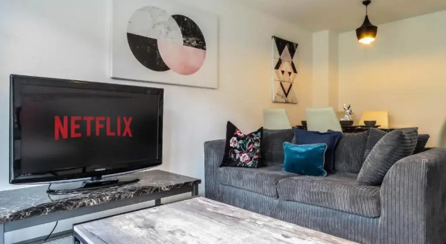 Коттедж Tudors eSuites Two Bedrooms Garden and Netflix