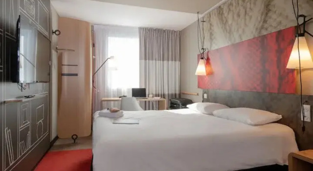 Кровать в общем номере ibis Melun