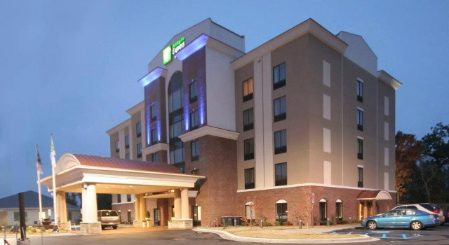 Holiday Inn Express Hotel & Suites Hope Mills-Fayetteville Airport by IHG, Забронировать Отель Фаеттевилле Северная Каролина