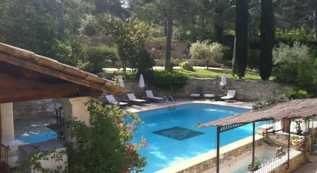 Villa With 4 Bedrooms in Orgon, With Private Pool, Enclosed Garden and Wifi - 30 km From the Beach, Rezerwuj Willa Hotele w Orgon z basenem, Basen
