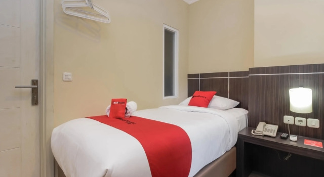 Standard Zimmer RedDoorz Plus @ Thamrin