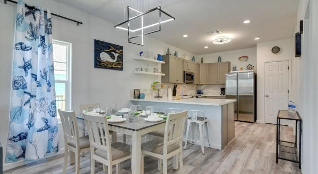 Walk to Gulf: Ocean-view Home in Crystal Beach!, Boek Vakantiehuis Crystal Beach Houston