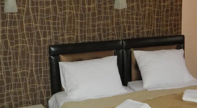 Четырёхместный номер Standard с балконом Hotel Iberia