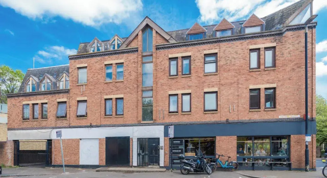 Chic 2BR Battersea Flat - Terrace & Pet-Friendly
