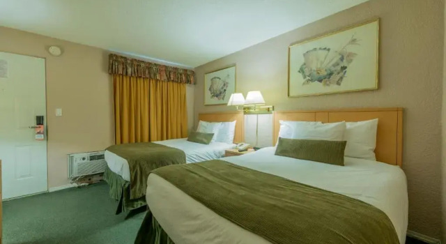 Четырёхместная студия Howard Johnson by Wyndham Downtown Kamloops