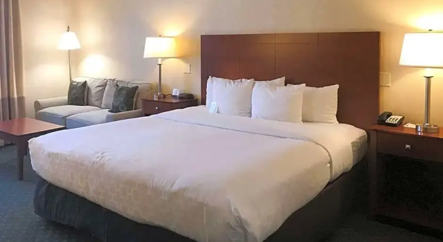 Люкс Clarion Hotel & Conference Center Toms River