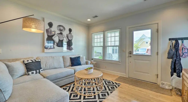 Grand Haven Condo: Walk to Lake + Pool Access!, Varaa Huoneisto Grand Haven Michigan