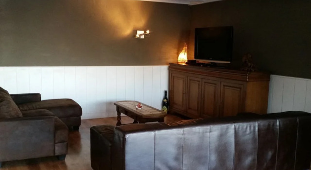 Beautiful Holiday Home with shared Pool in Eprave, Забронировать Отель Отели провинции Намюра с парковкой, Парковка