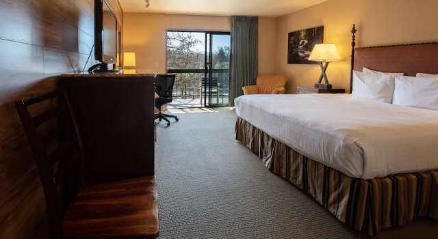 Standard- dobbelt værelse med altan med flodudsigt Riverside Inn