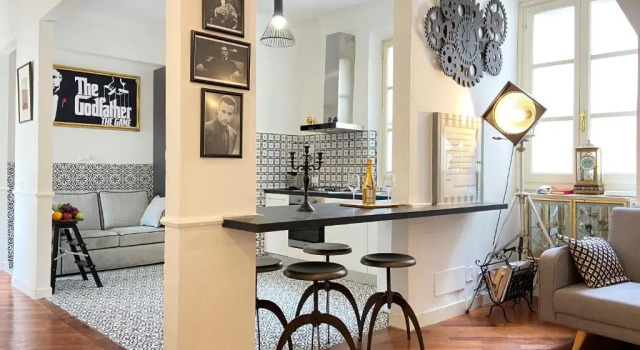 Entire flat with 6 Rooms & 6 Bathrooms, 210 SQMs at Most Historical Center with LIFT !!!
