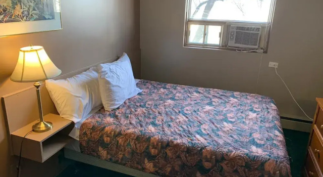 Vivian Motor Hotel, Book Hotel Hotels in Neepawa with Parking, Parking