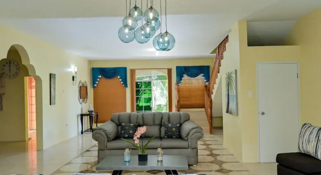 Champagne Villa, Rezervovat Vila Hotely v Westmoreland s parkováním, Parkování