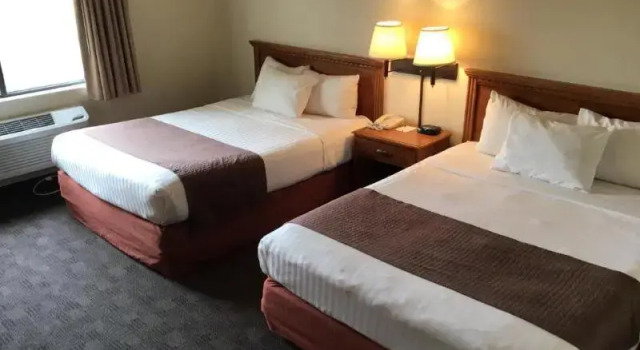 Четырёхместный номер Superior AmericInn by Wyndham Rexburg BYUI