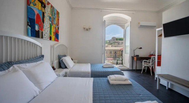 Трёхместный номер Comfort с балконом и с видом на город Terra del Sole Ibla - Panoramic B&B