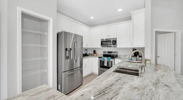 Коттедж Charming Home With Private Pool and Electric Fire Place! #4bc110