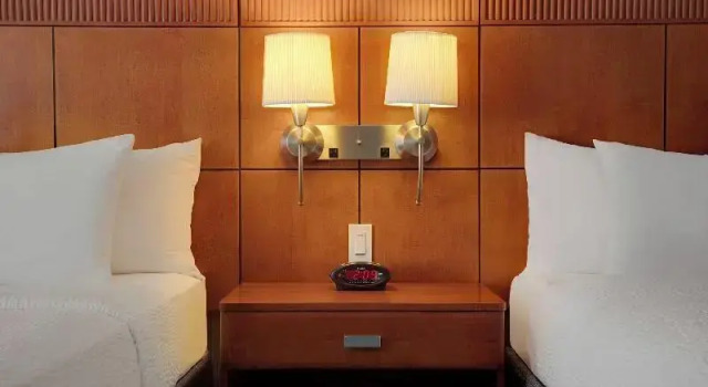 Номер Deluxe с балконом Courtyard by Marriott Cleveland Beachwood