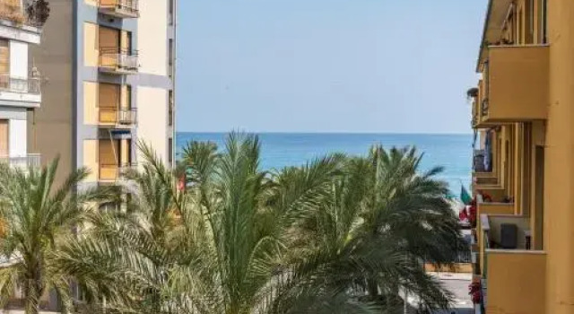 Domitilla House, Забронировать Отель Отели Ривьера-делле-Пальме 3 звезды, 3*