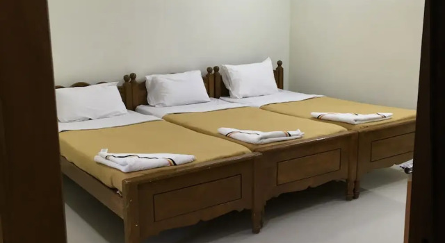 Трёхместный номер Deluxe Jayaram Residency Srikalahasti