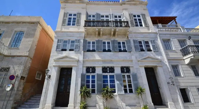 Akti Miaouli Holiday Home