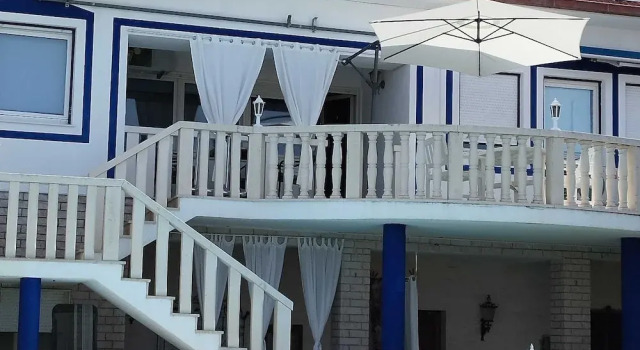Апартаменты с 2 комнатами с балконом и с видом на море Villa Elit