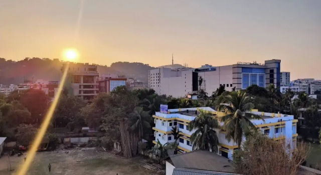 Апартаменты с 2 комнатами с балконом Cozy Guwahati Apartment with City Mountain Views