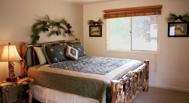 King Bed Condo With Personal Hot Tub On Deck With River View 1 Bedroom Condo, Забронировать Апартаменты/квартира Отели Эстес-Парк с парковкой, Парковка