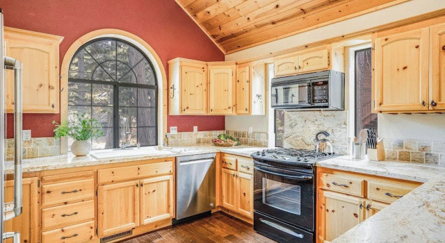 Коттедж Cherrywood Gorgeous Cottage Surrounded by Pine Trees w/ Hot Tub