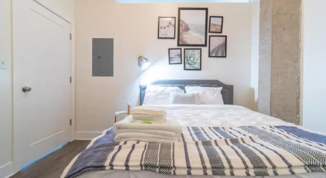 McCormick Place 420 friendly 2br-2ba on Michigan avenue with optional parking for 6 guests