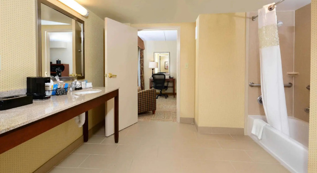 Четырёхместный номер Standard Hampton Inn Raleigh Capital Blvd North