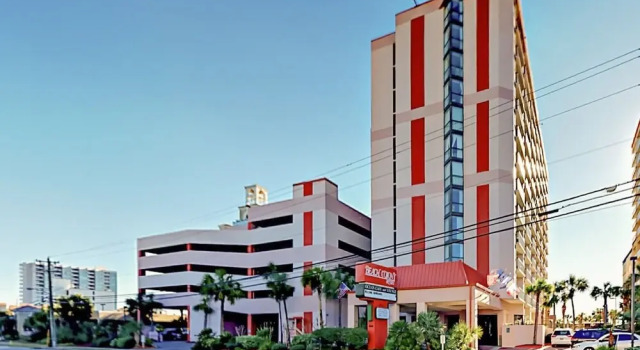 Golden Mile : Pools, Lazy River, Beach Access 2 Bedroom Condo