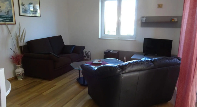 Large Apartment in Malinska near Sea, Забронировать Апартаменты/квартира Малинска остров Крк, рядом с St. Mary Magdalene Monastery in Porat