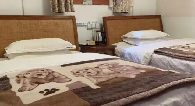 Кровать в общем номере Lijiang Hua Lin Wan Zhao Inn