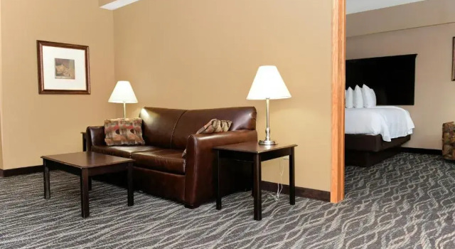 Семейный люкс с 2 комнатами Cobblestone Inn & Suites - Denison | Majestic Hills