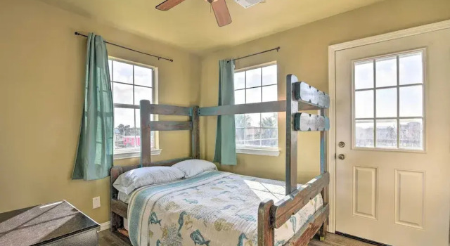 Коттедж 1/2 Mi to Sand: Surfside Beach Retreat!