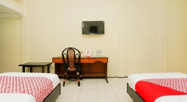 Двухместный номер Standard RedDoorz at Hotel Tampiarto Probolinggo Jawa Timur