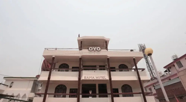 SPOT ON 35638 Rama Hotel, Book Hotel Hoteller i Srinagar med parkering, Parkering