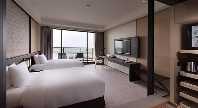 Четырёхместный номер Standard с балконом и с видом на реку Crowne Plaza Tainan by IHG