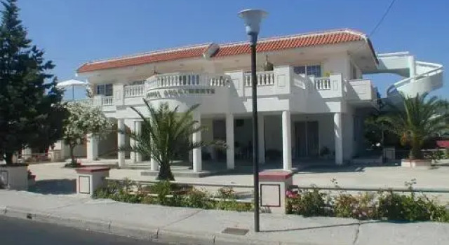 Colonial Apartment 4