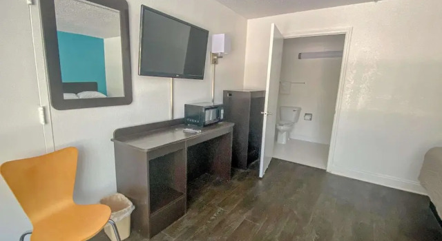 Motel 6 Wilmington, NC - Market Street, Забронировать Мотель Отели Уилмингтон с парковкой, Парковка