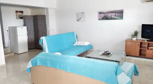 Renovated apt close to beach Wifi AC