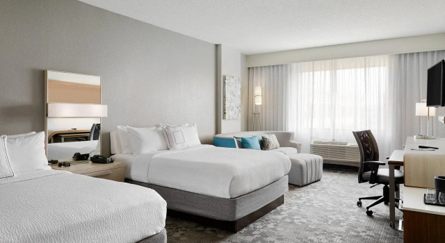 Четырёхместный номер Standard Courtyard by Marriott Milwaukee Downtown