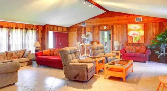 Venice Euclid Home 3 Br Home by RedAwning