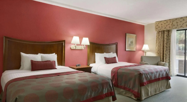 Четырёхместный номер Standard Ramada by Wyndham Raleigh