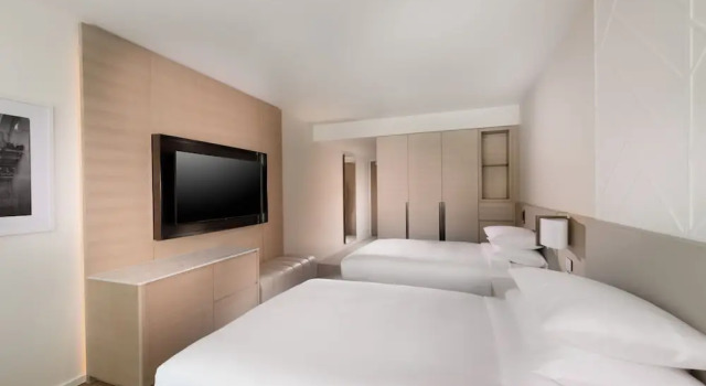 Четырёхместный номер Superior Adelaide Marriott Hotel