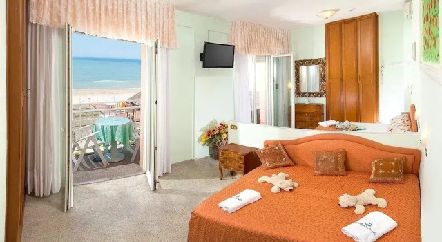 Семейный номер Standard с балконом и с видом на море Mayflower Beach Hotel
