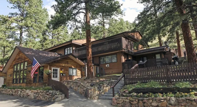 Timber Creek Chalets: 8, Забронировать Шале Отели Эстес-Парк с парковкой, Парковка