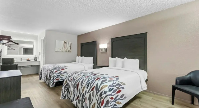 Четырёхместный номер Deluxe Red Roof Inn Panama City Beach